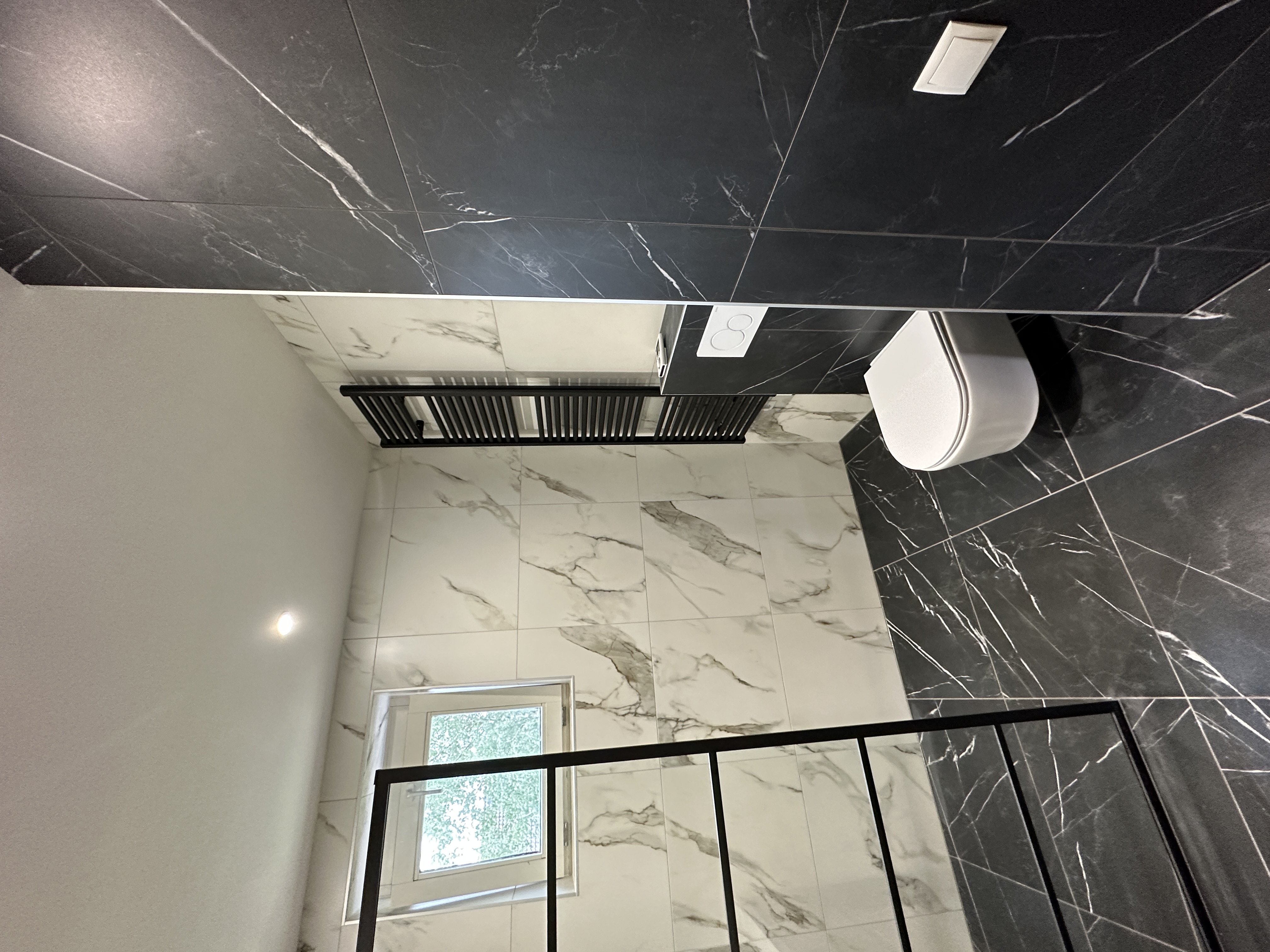 Afgewerkte badkamer met tegelwerk en sanitair